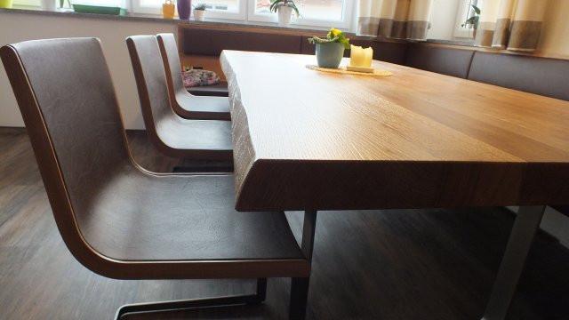 Tisch und Sessel der Kalischko Tischlerei GmbH